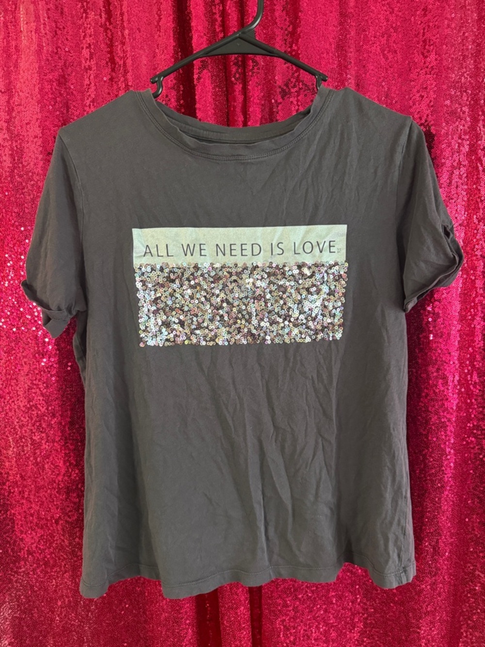 Sequin Graphic Tee "All We Need Is Love" - Charcoal